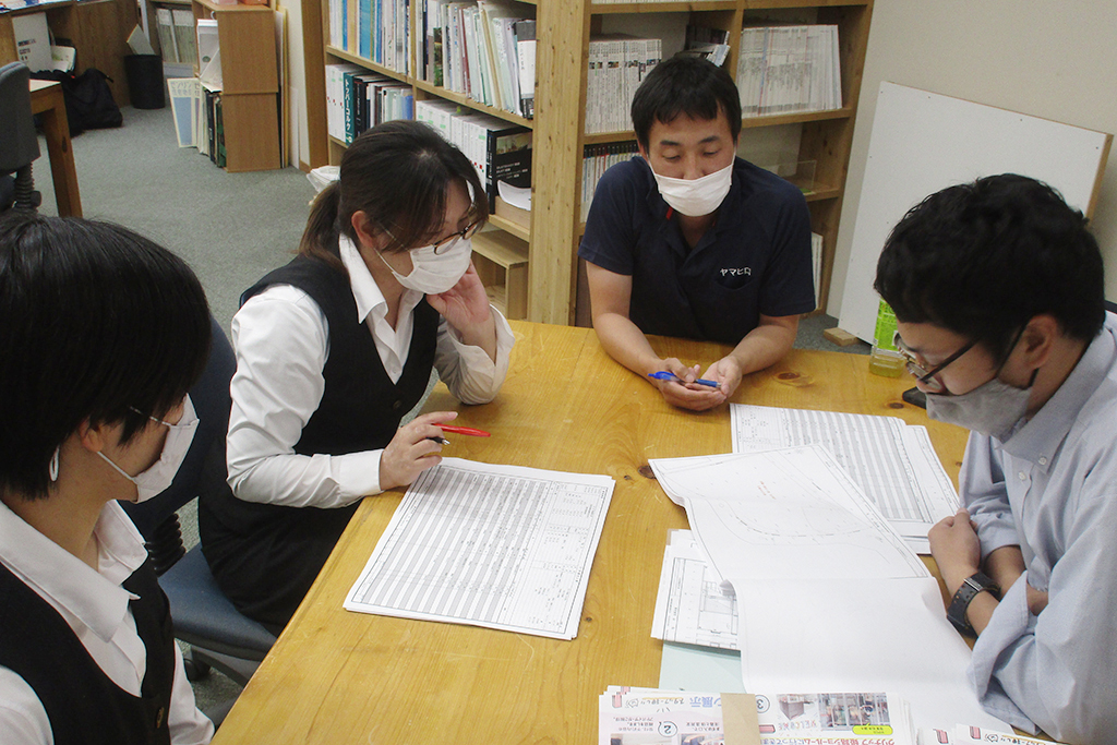 神崎郡の木の家　社内図面打ち合わせ