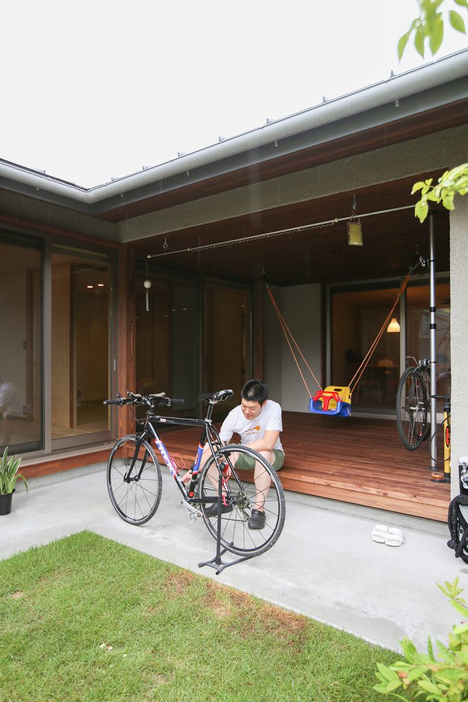 赤穂郡の木の家 土間のある庭で自転車のメンテナンス