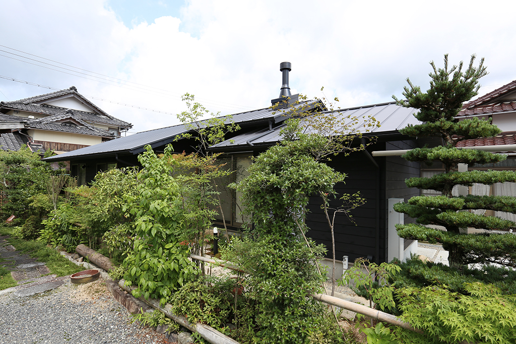 中土間と薪ストーブのある平屋