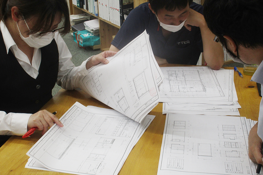 神崎郡の木の家　社内図面打ち合わせ