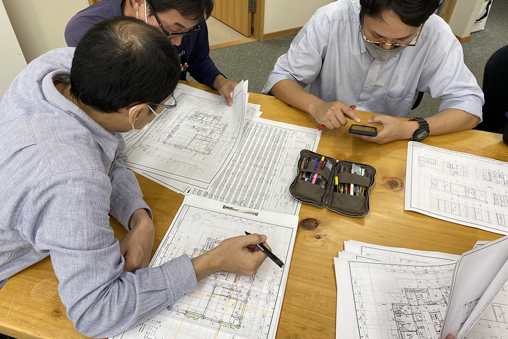 揖保郡の木の家　社内図面打ち合わせ