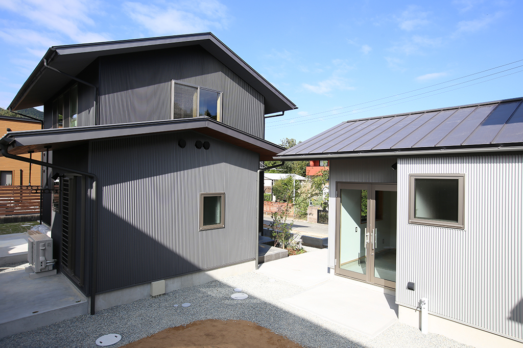 川辺郡の木の家 南側から住まいを見る