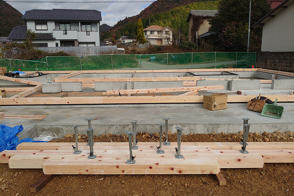 神崎郡の木の家　土台敷き