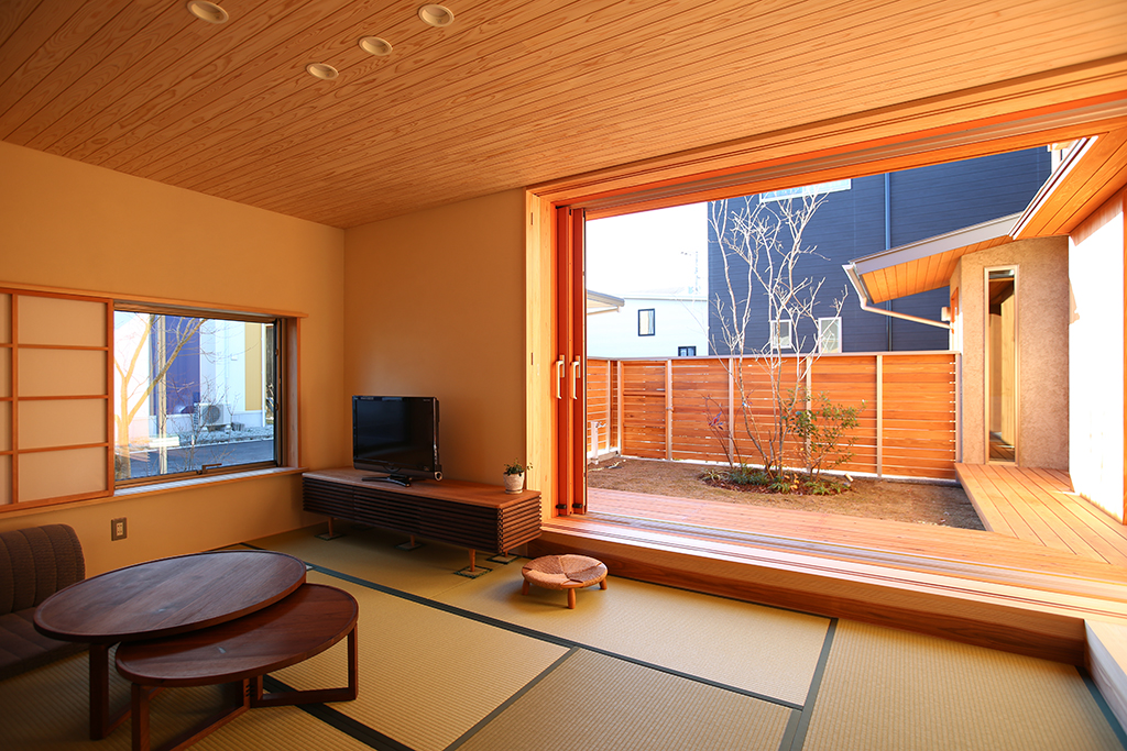 姫路市の木の家 窓を開け放って開放感あるリビング