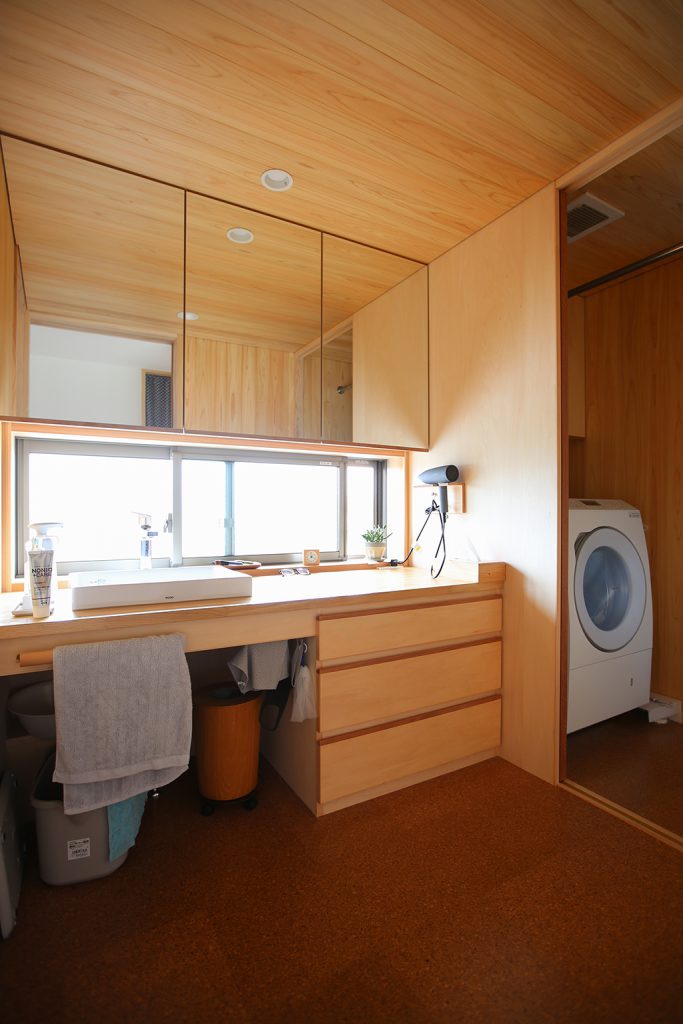 神戸市の木の家 木張りの洗面脱衣室