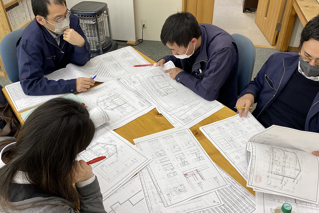 高砂市の木の家　社内図面打ち合わせ