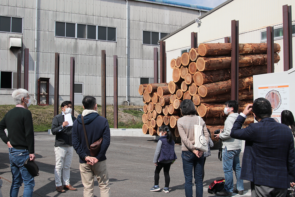 自社工場見学バスツアーの様子