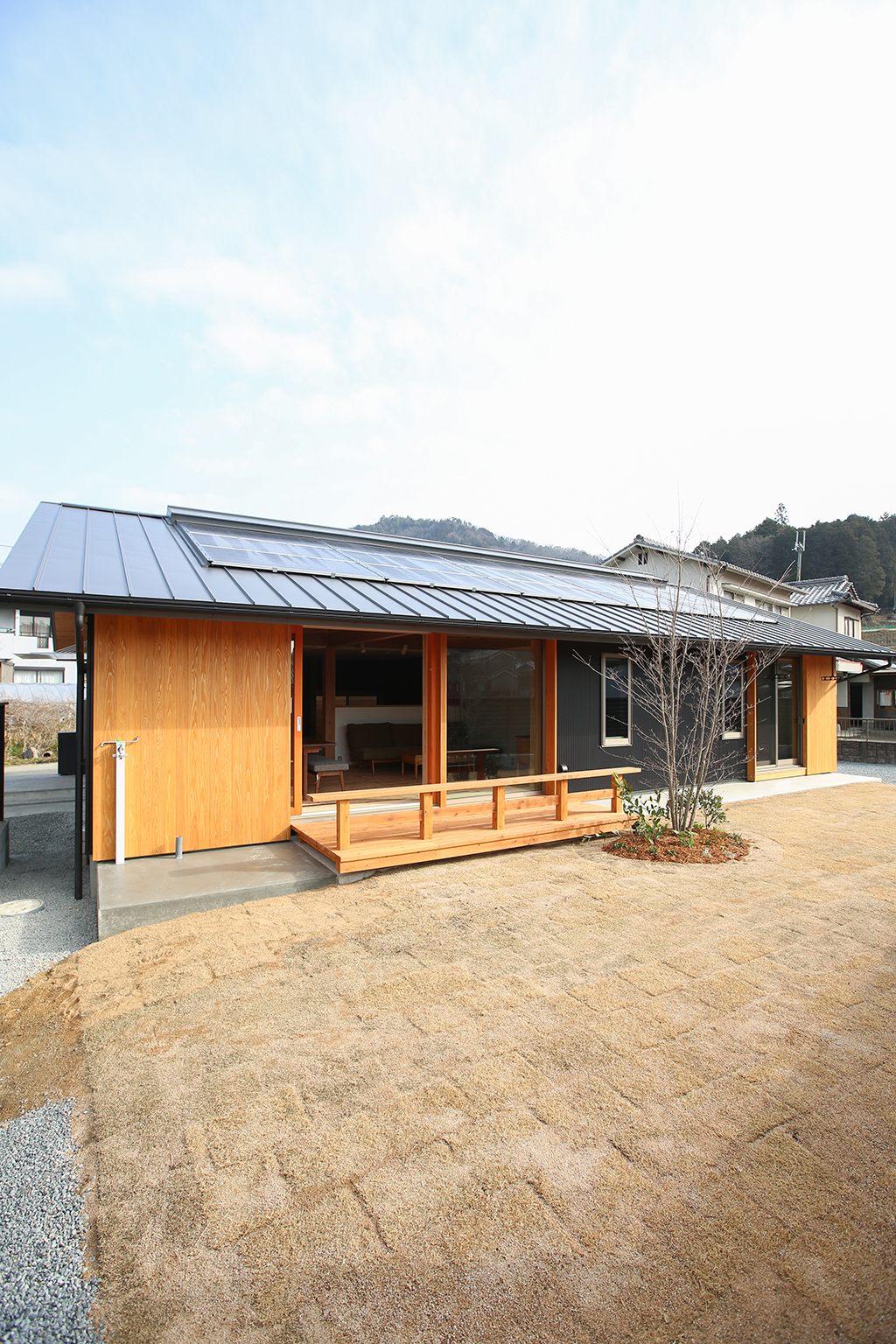 神崎郡の木の家 広い芝生の庭