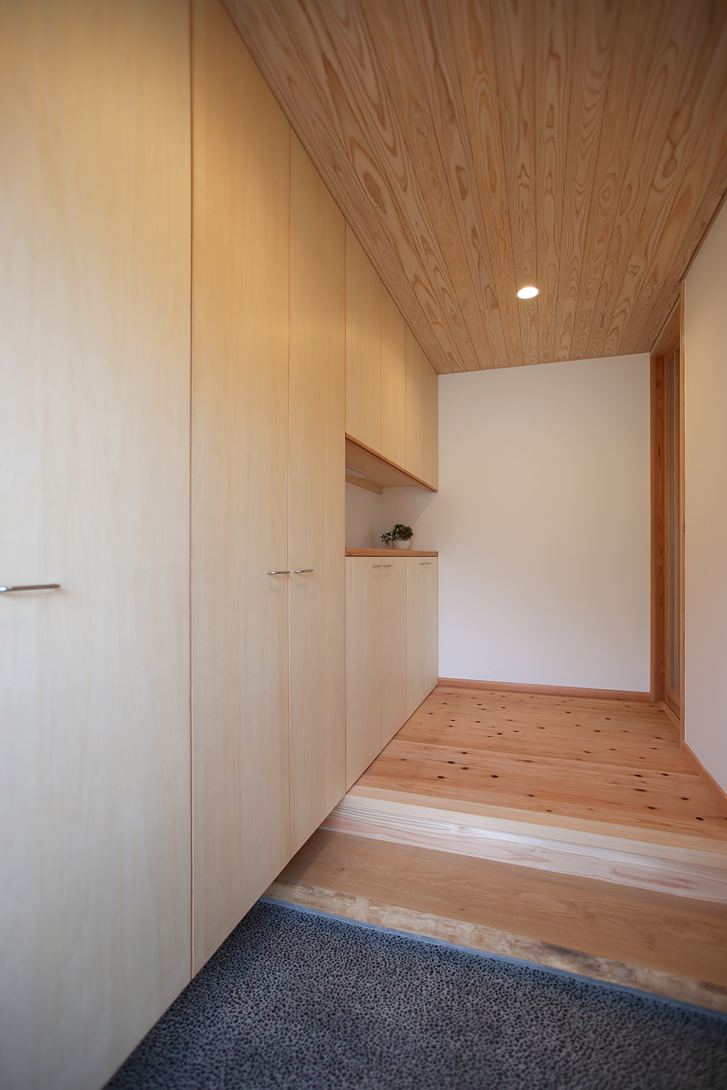 神崎郡の木の家 大容量の壁面収納のある玄関