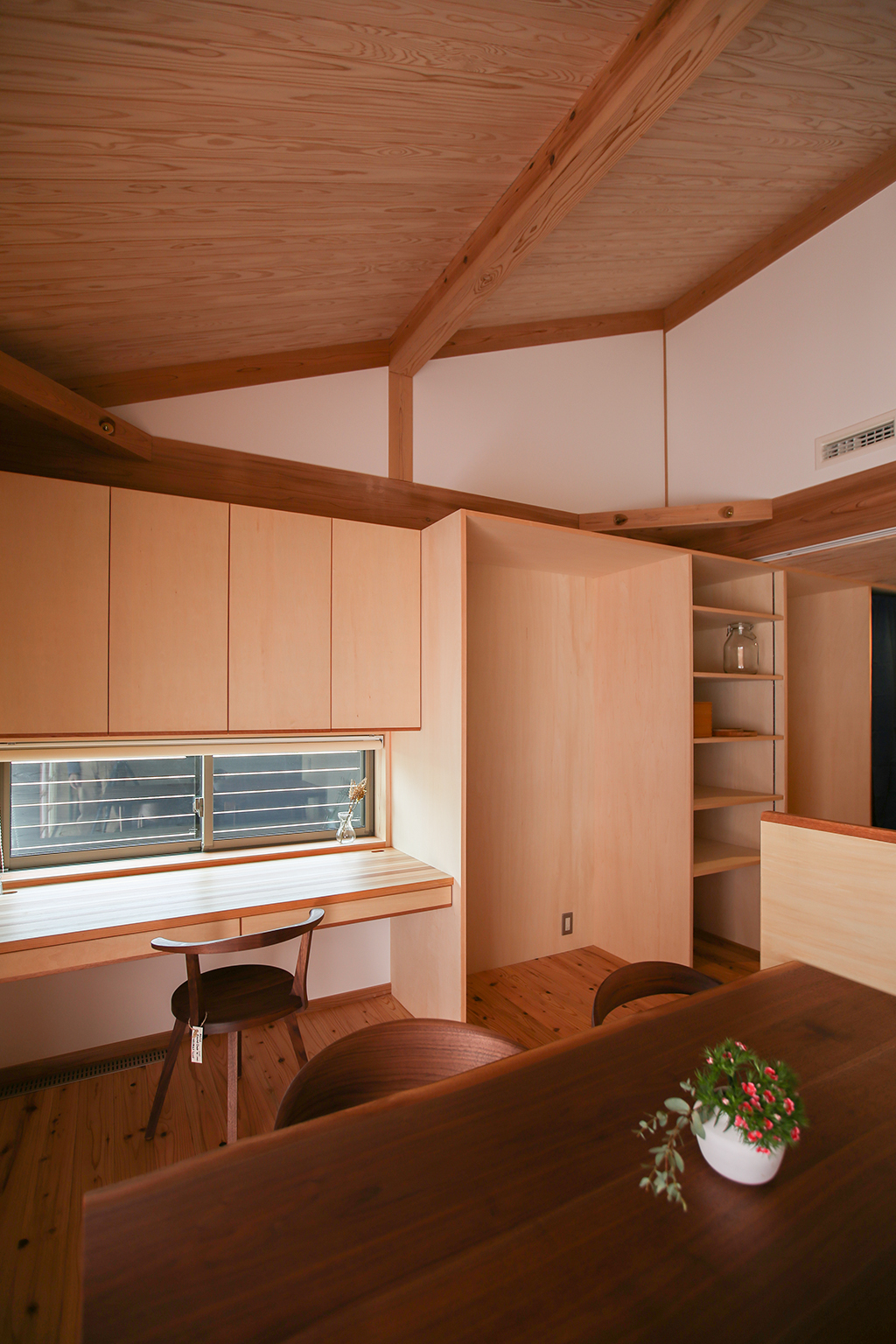 神崎郡の木の家 キッチン脇の作業スペース