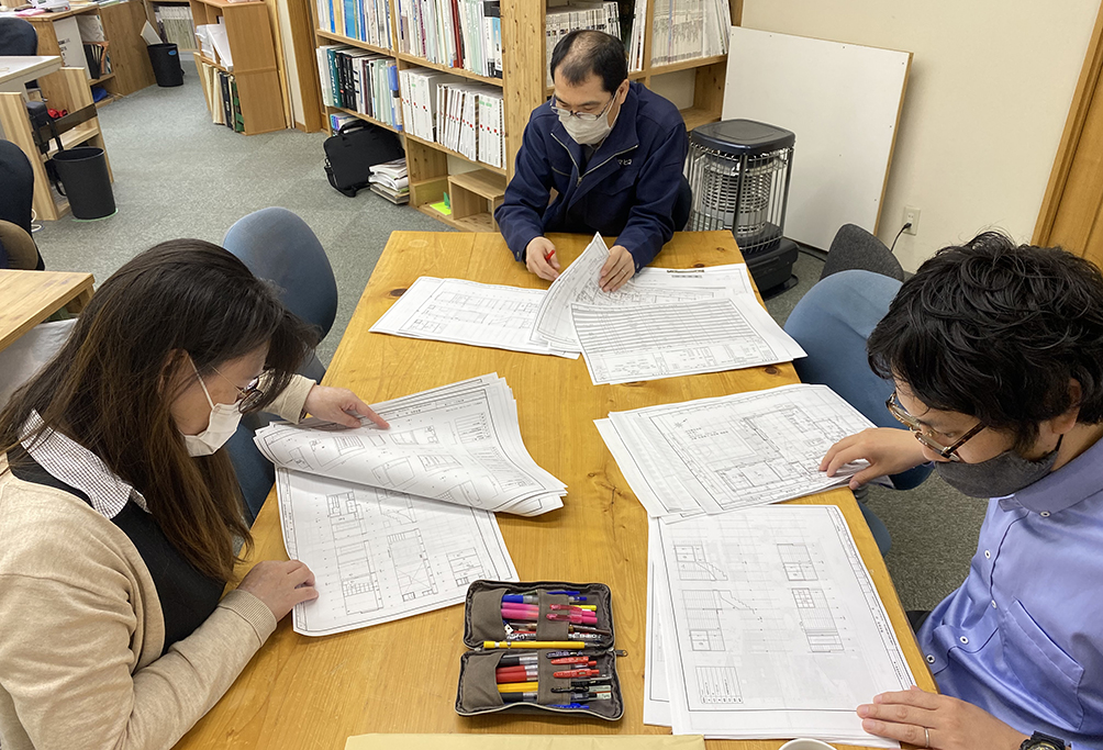 加古川市の木の家　社内図面打ち合わせ