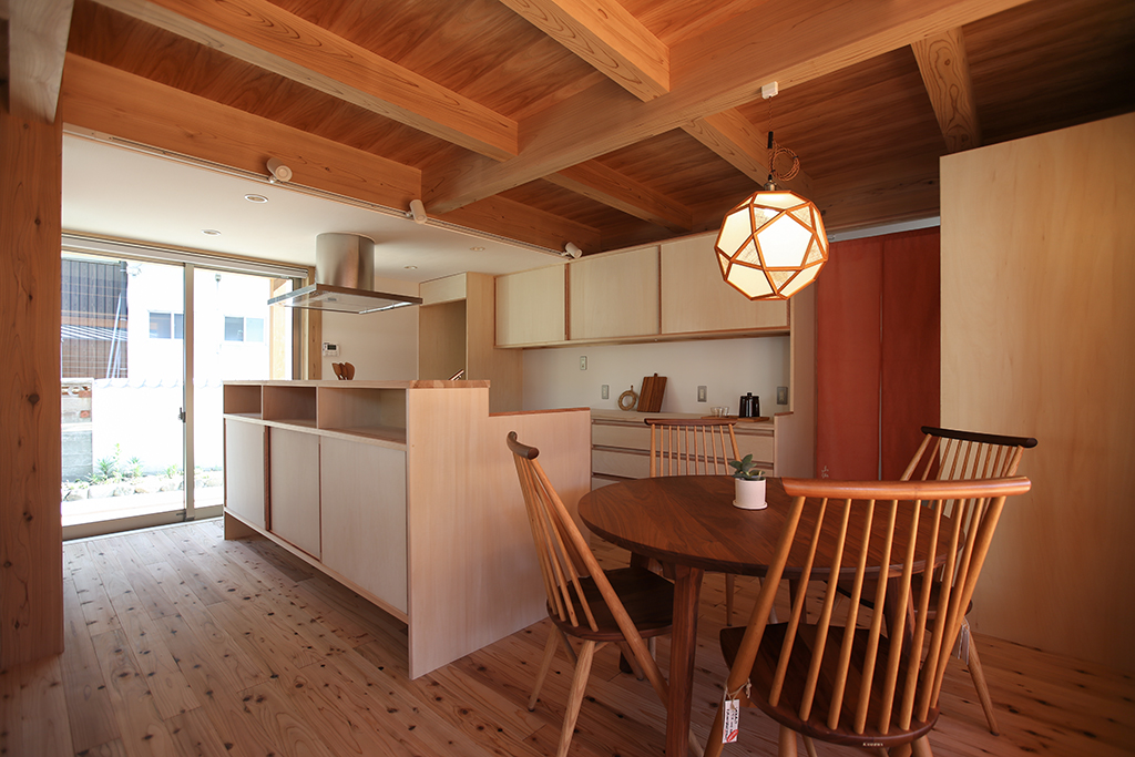 姫路市の木の家 大容量の収納を備えた対面キッチン