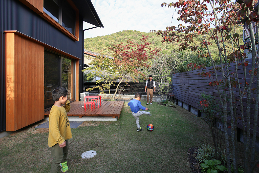 姫路市の木の家 芝生の庭で遊ぶお子さまたち