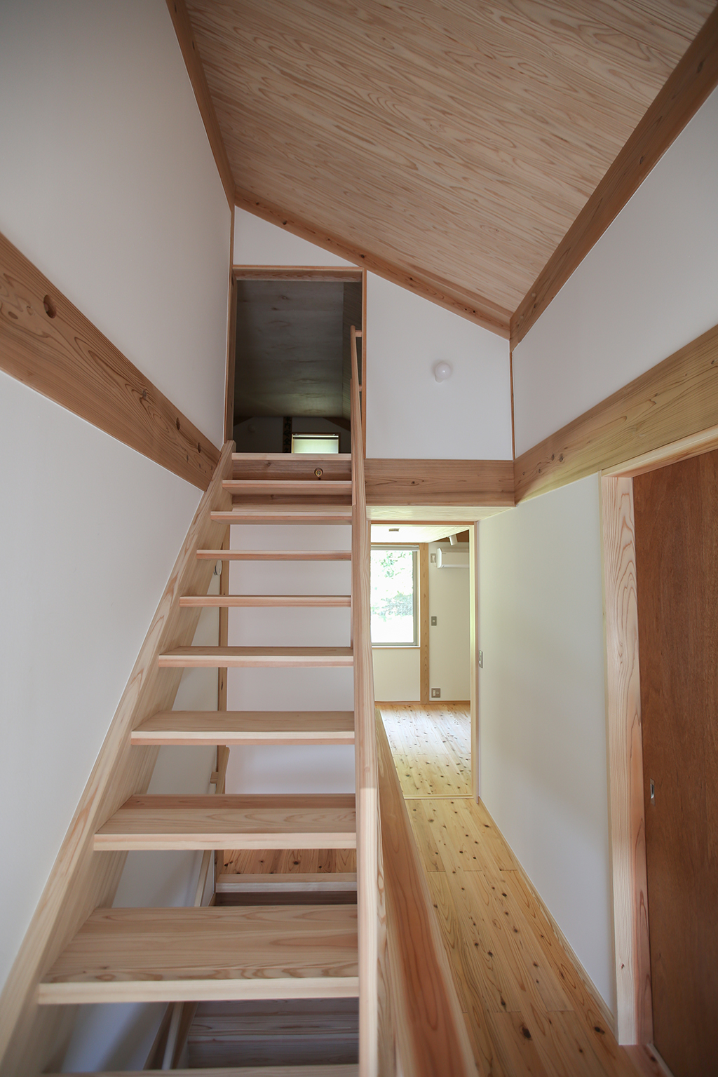 宍粟市の木の家 小屋裏収納へとつながる階段
