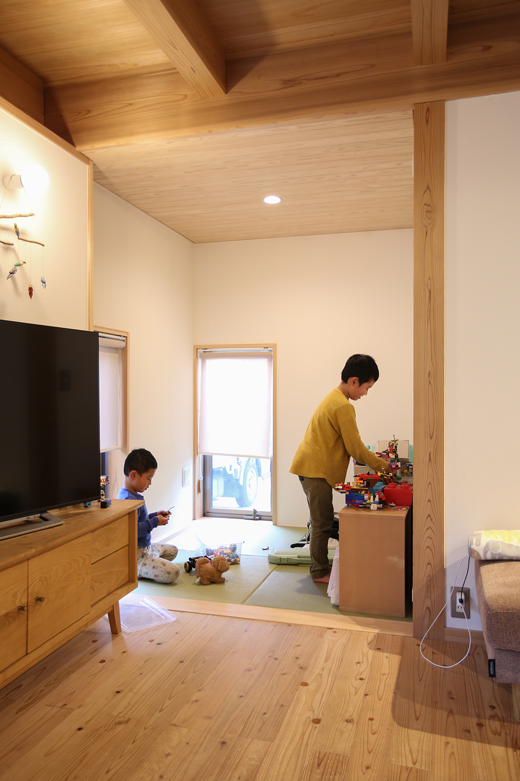 姫路市の木の家 リビングに広がりをプラスする畳の間