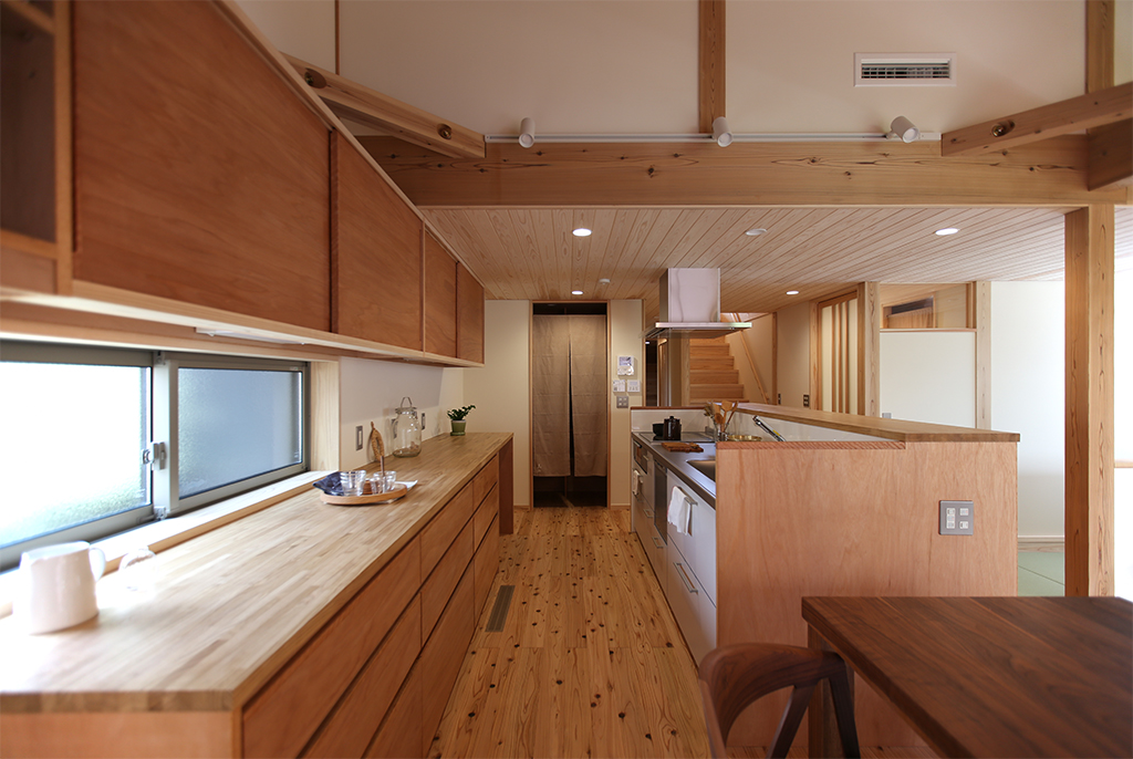 姫路市の木の家 大容量の背面収納のあるキッチン