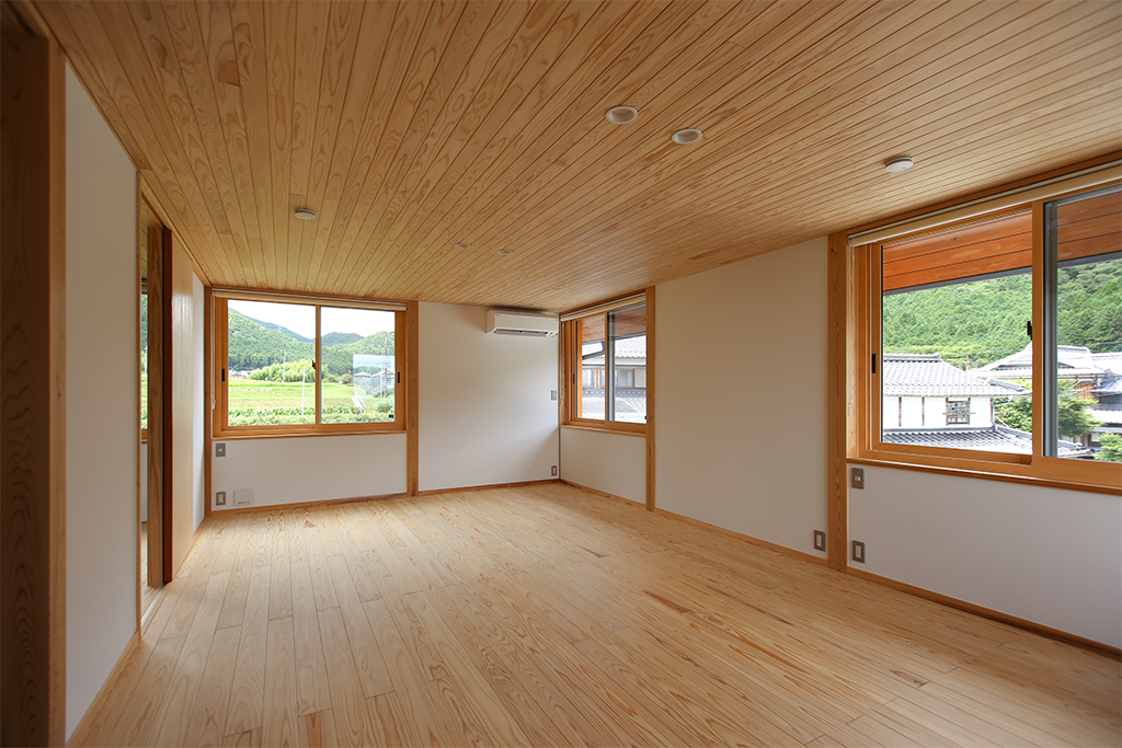 丹波篠山市の木の家 360度視線が抜け気持ちの良い子ども室と寝室