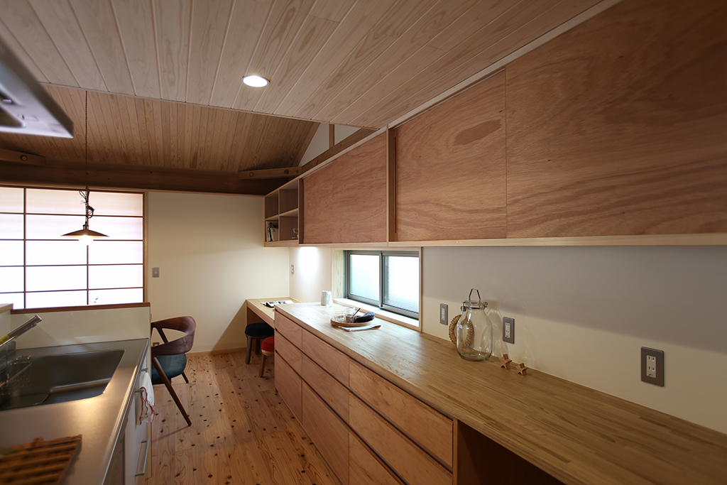 姫路市の木の家 作業台のあるキッチンスペース