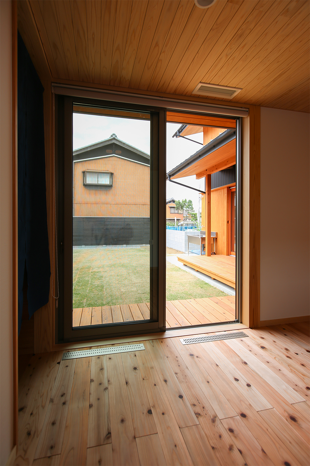 加古川市の木の家 寝室から庭を見る