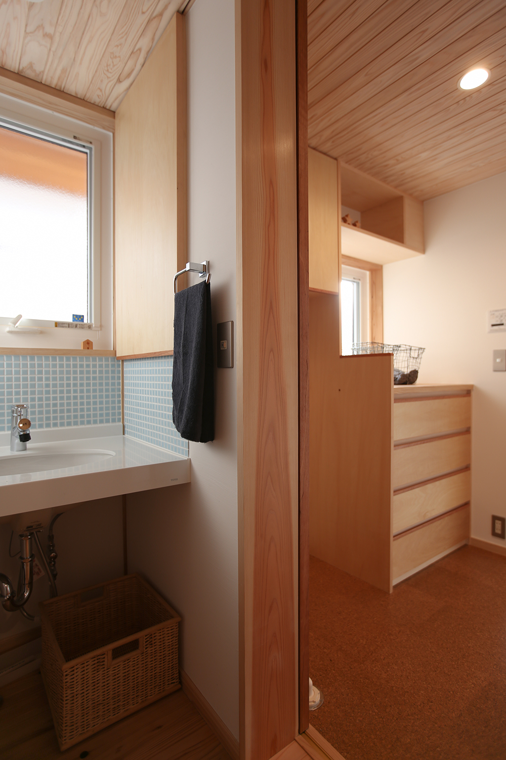姫路市の木の家 明るい洗面室と洗濯脱衣室