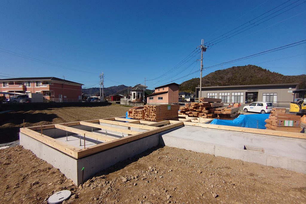 神崎郡の木の家　土台敷き