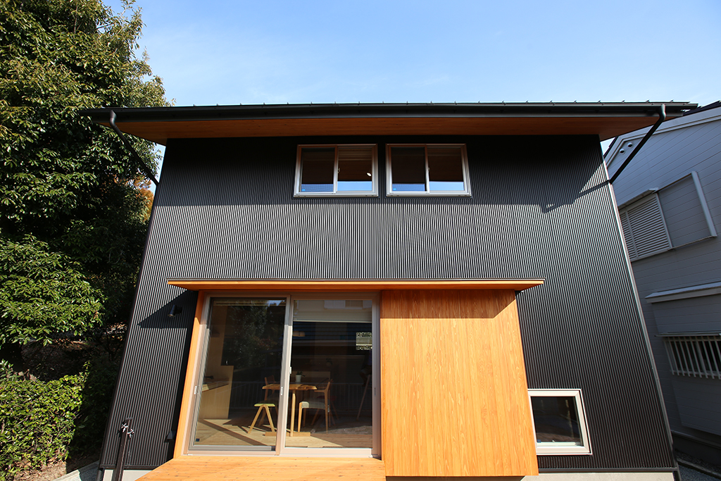 神戸市の木の家 ガルバリウム鋼板張りの外観