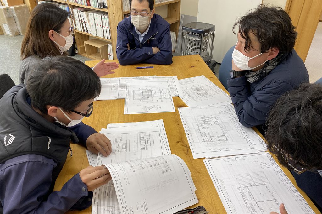 三木市の木の家　社内図面打ち合わせ