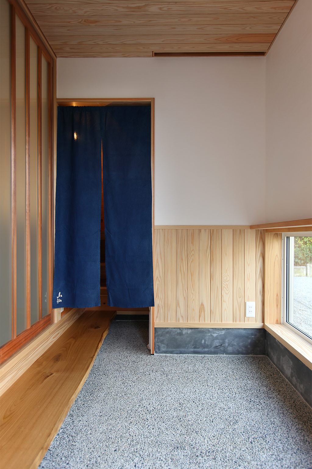 神戸市の木の家 足元の窓から光が差し込み明るい玄関