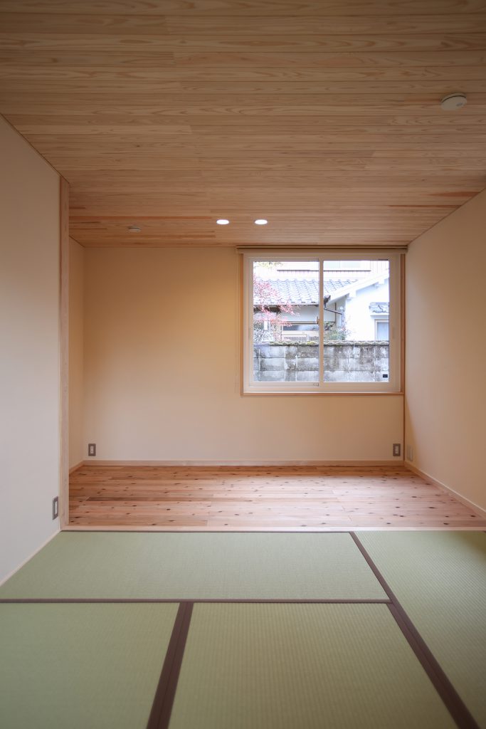 姫路市の木の家 将来区切ることもできる隣接の板の間