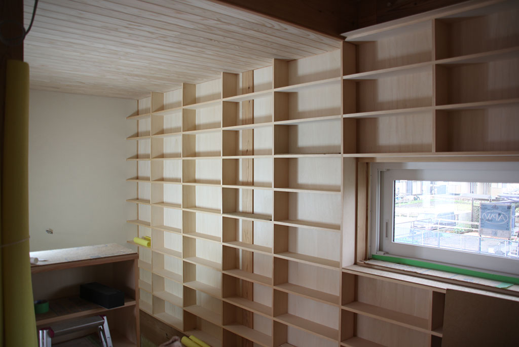 加古郡の木の家　造作本棚