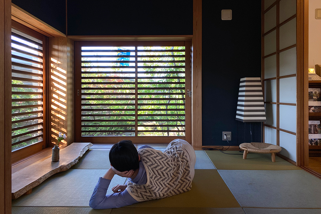 庭の緑を眺めながら畳の上でゆったり昼寝