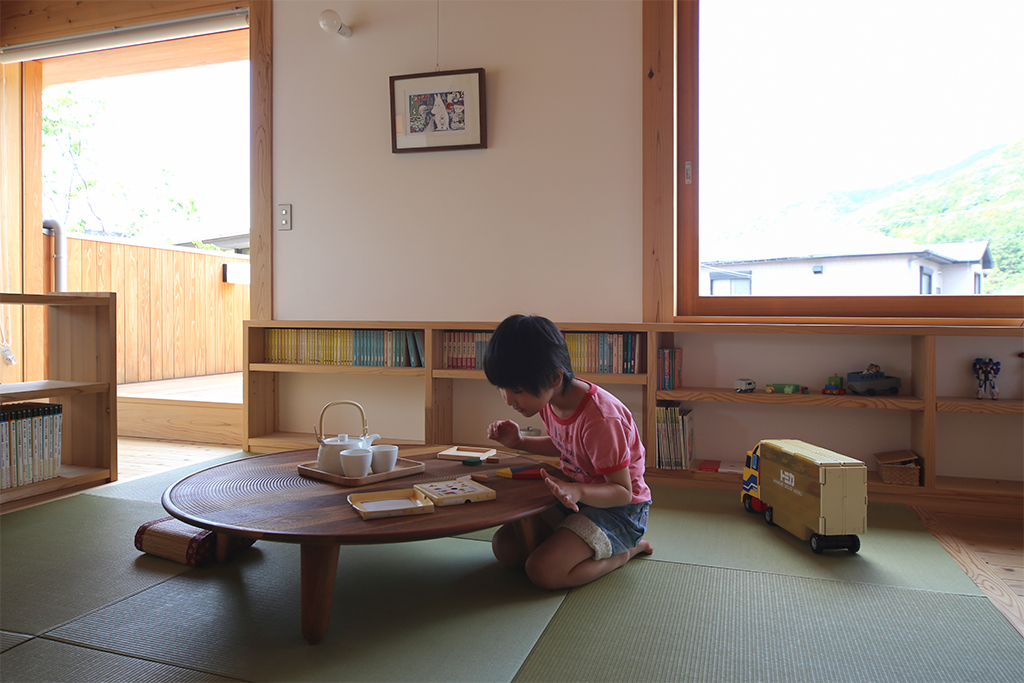 家族それぞれの居場所でくつろぐ