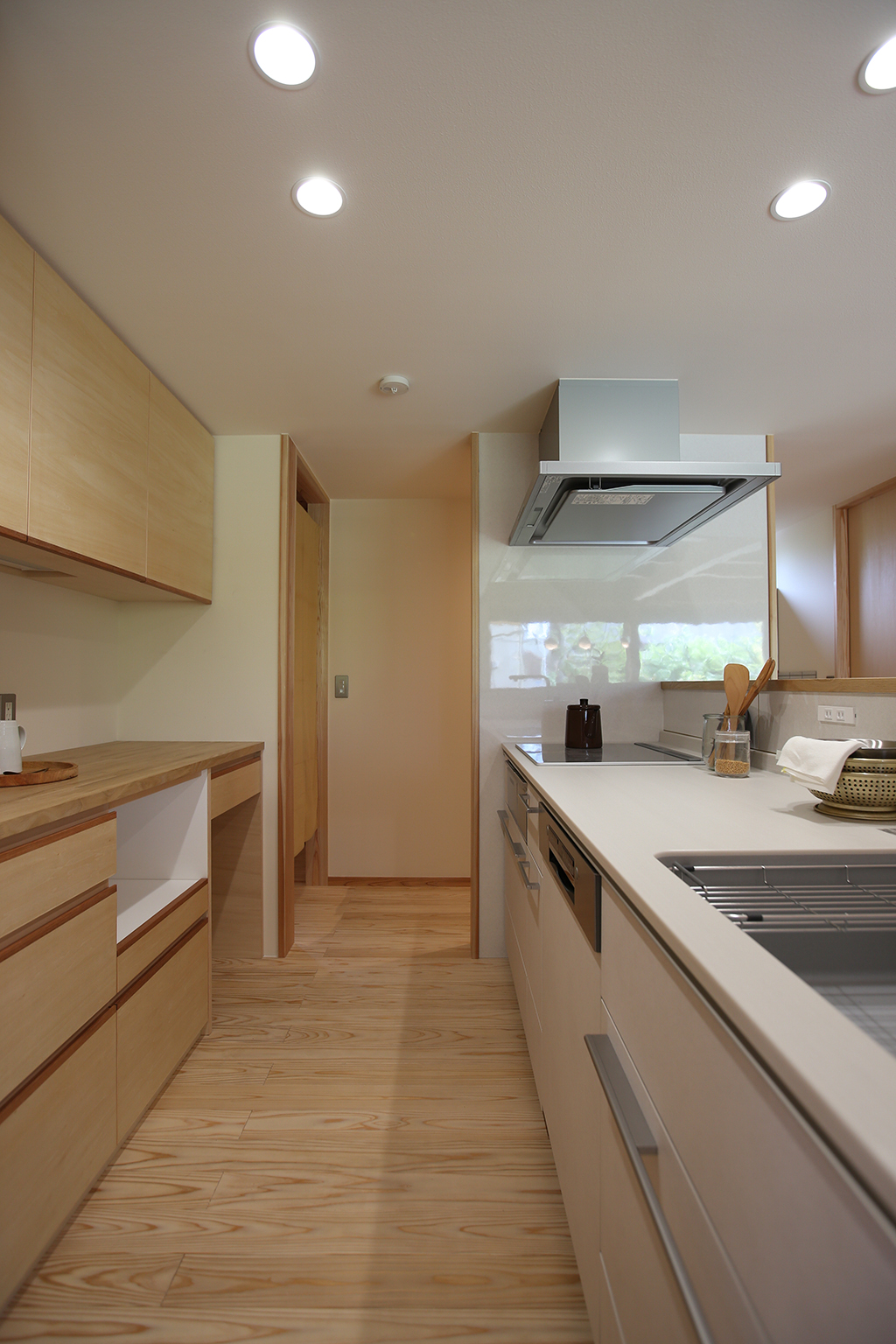 姫路市の木の家 大容量の背面収納を備えた対面キッチン