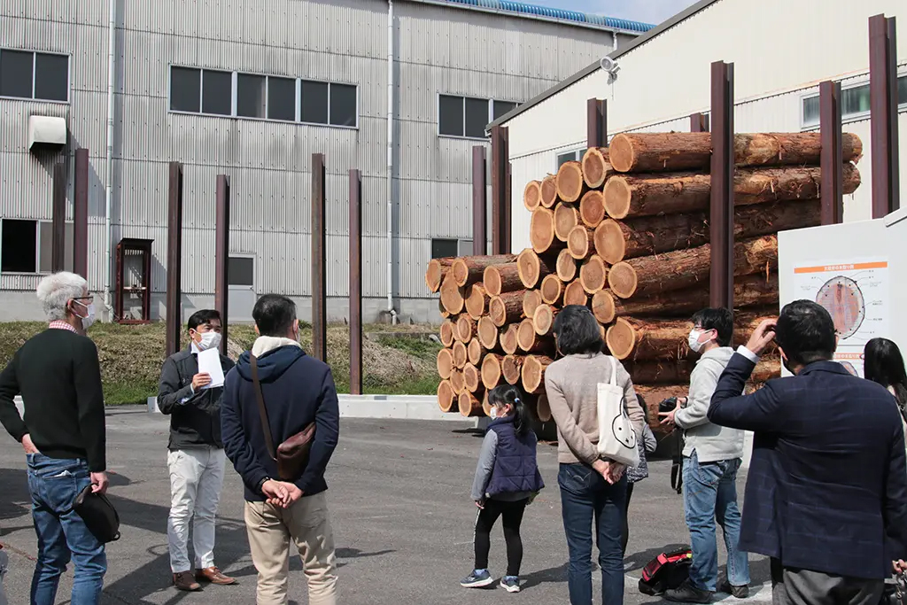 自社材木工場見学バスツアーの様子