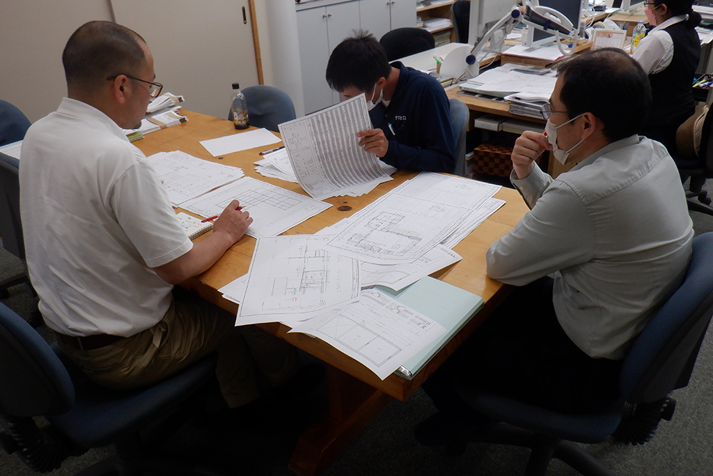 神戸市の木の家　社内図面打ち合わせ