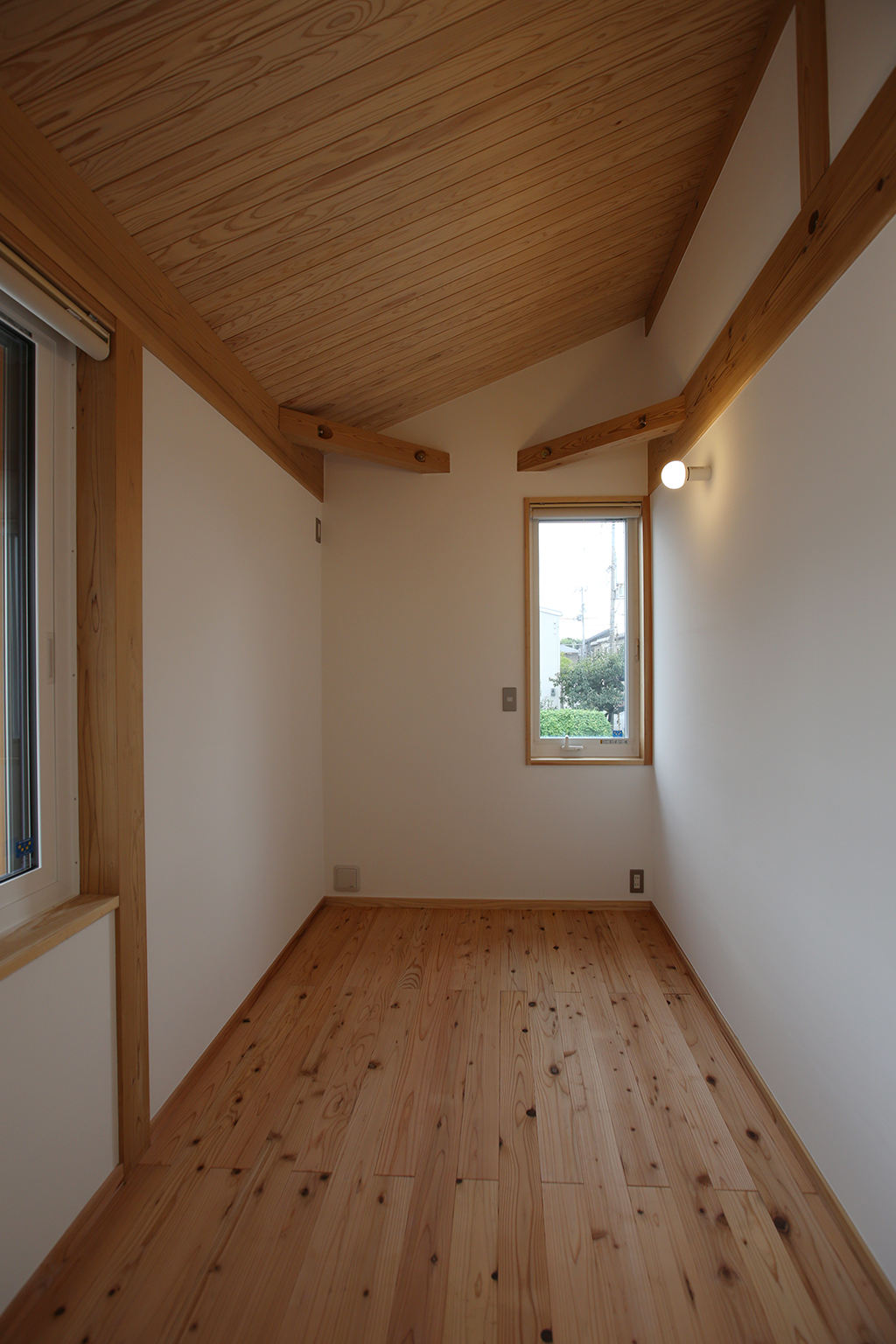 姫路市の木の家 勾配天井で広々2階の部屋1