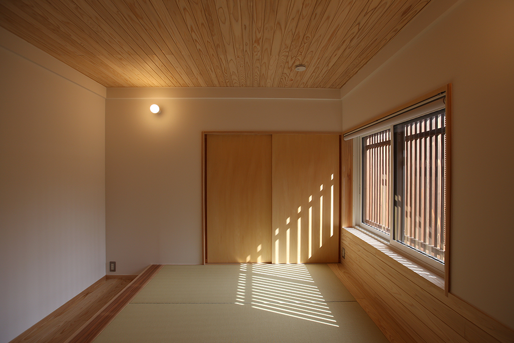 相生市の木の家 小上がりの寝室