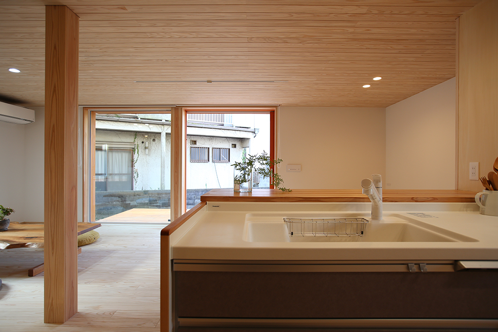 姫路市の木の家 リノベーション工事後のキッチンからダイニングを見る