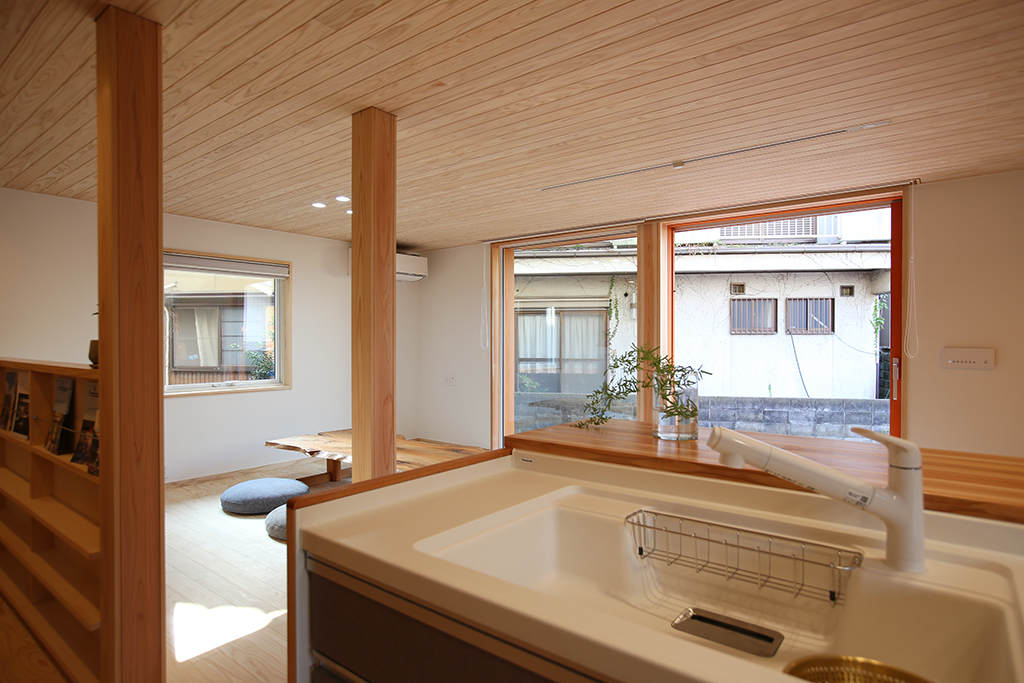 姫路市の木の家 リノベーション工事後のキッチンよりリビングを見る