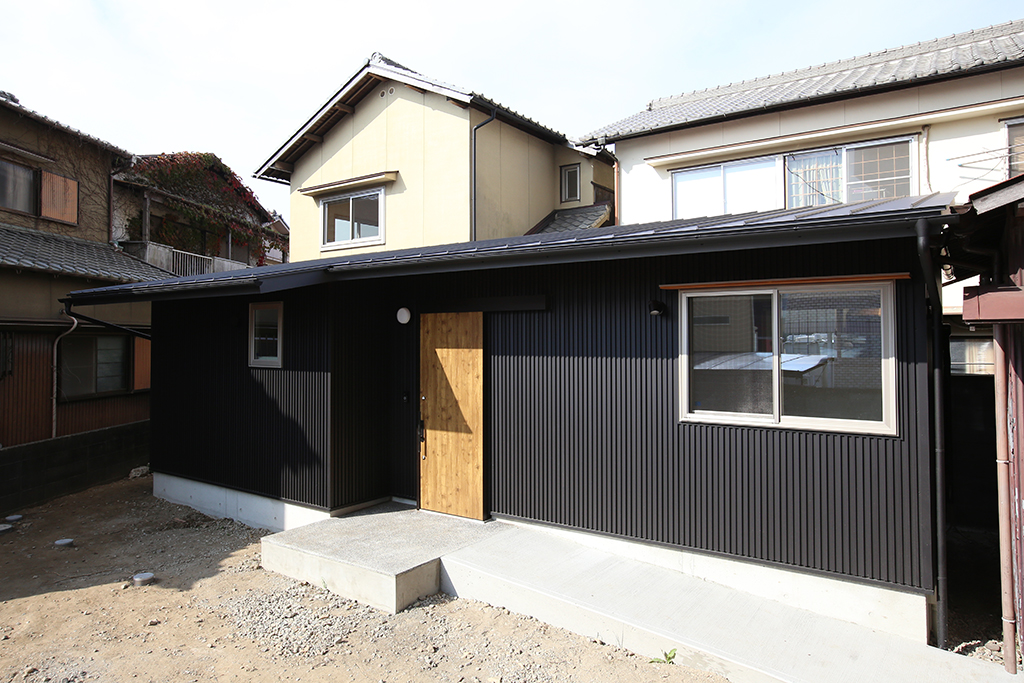 姫路市の木の家 ガルバリウム鋼板張りの平屋増築部分