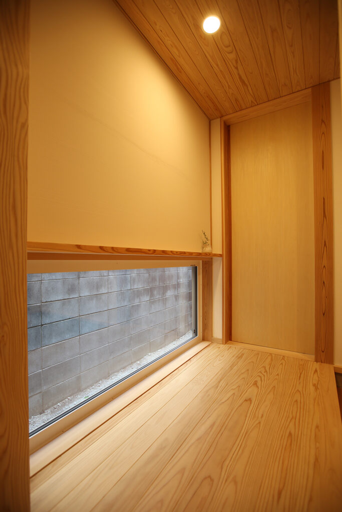 姫路市の木の家 玄関正面の壁に設けた地窓