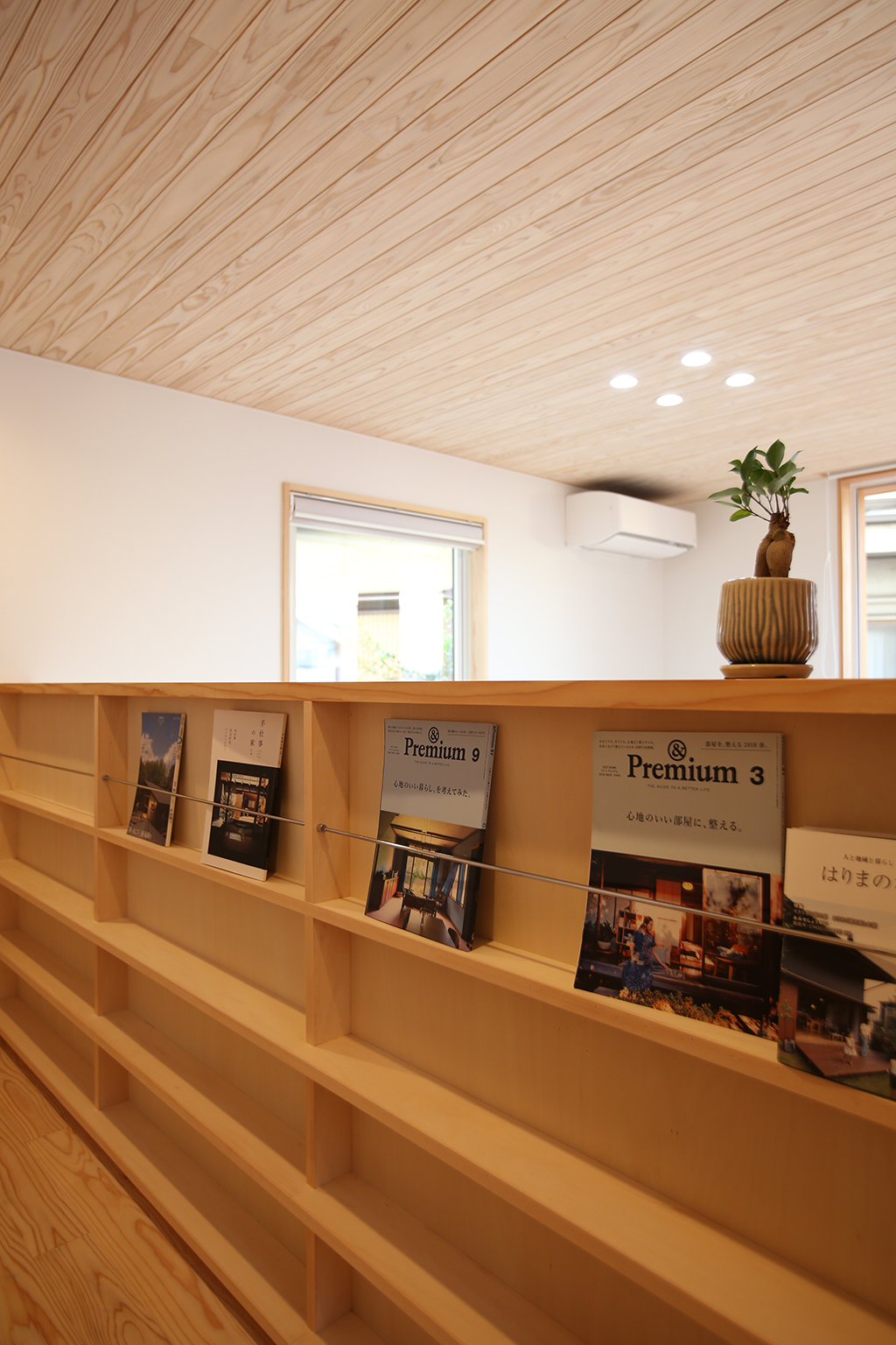姫路市の木の家 廊下の腰壁を本棚として利用