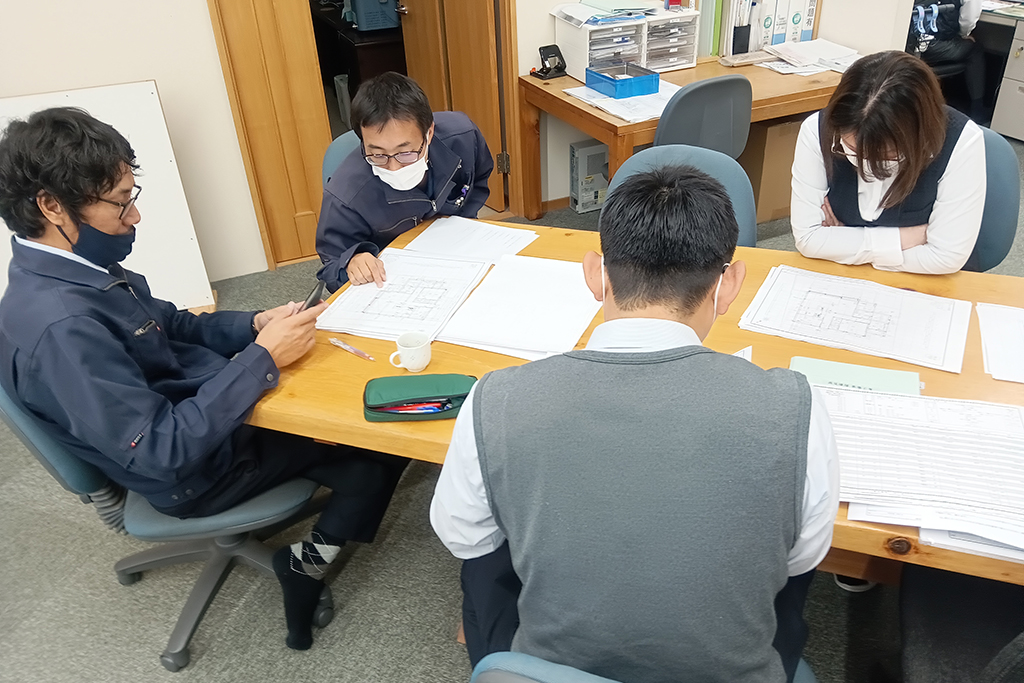 姫路市の木の家 社内図面打ち合わせ