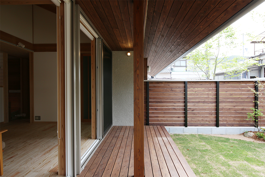 屋根下の濡れ縁