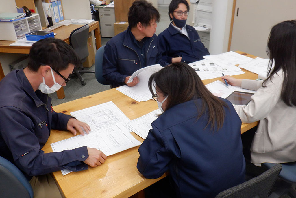 神戸市の木の家 社内図面打ち合わせ