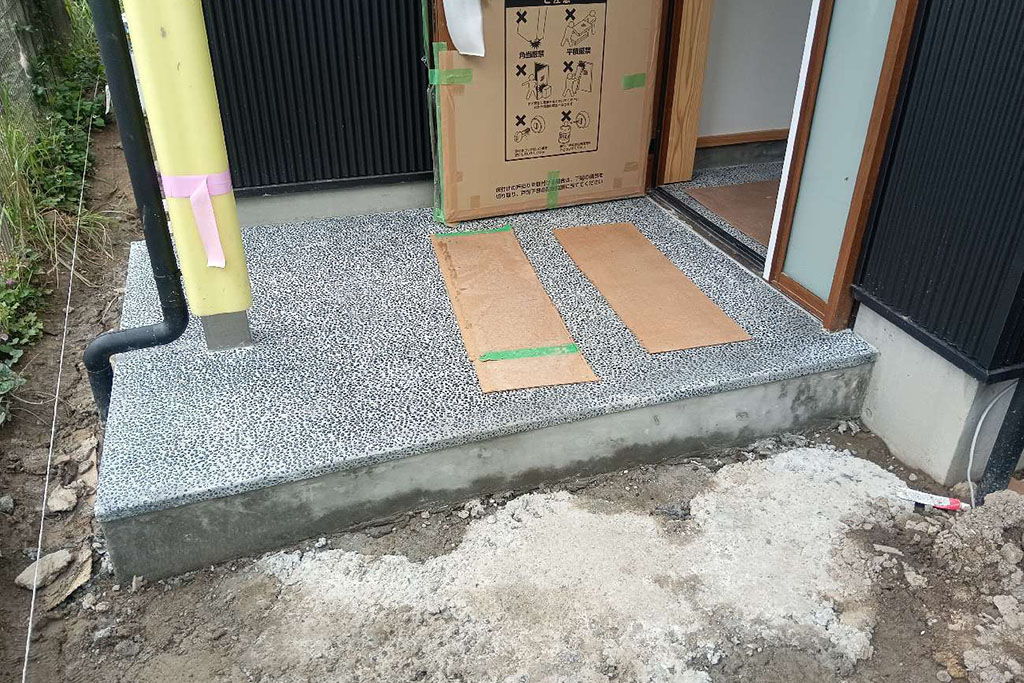 姫路市の木の家 玉砂利洗い出し