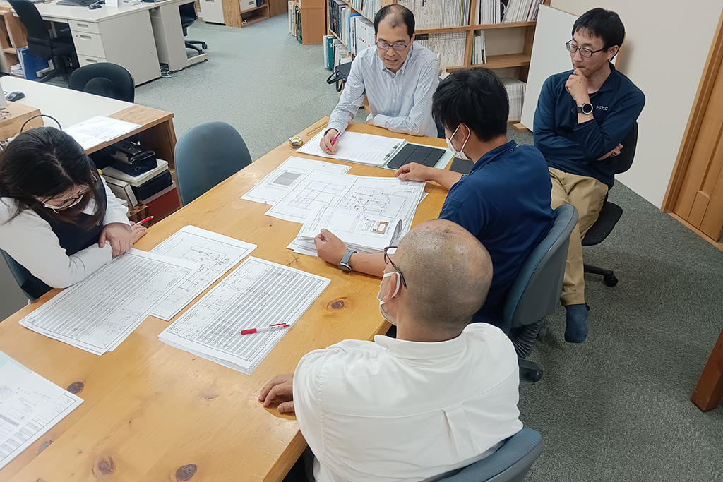 加古川市の木の家　社内図面打ち合わせ
