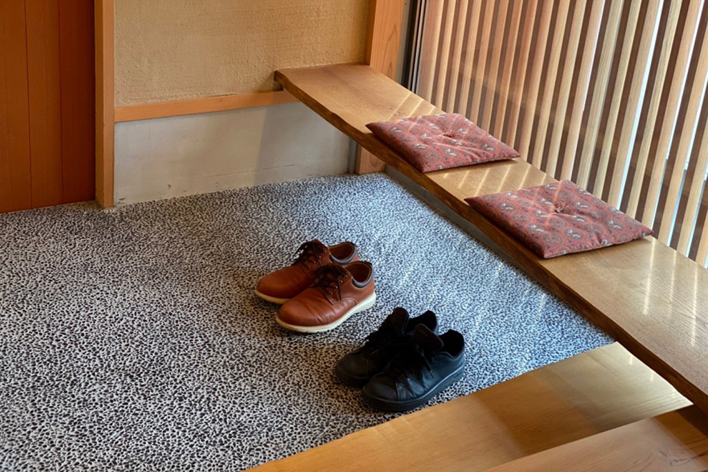 玄関にはベンチを