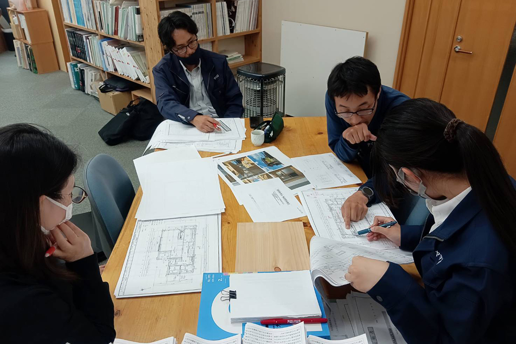 三木市の木の家　社内図面打ち合わせ