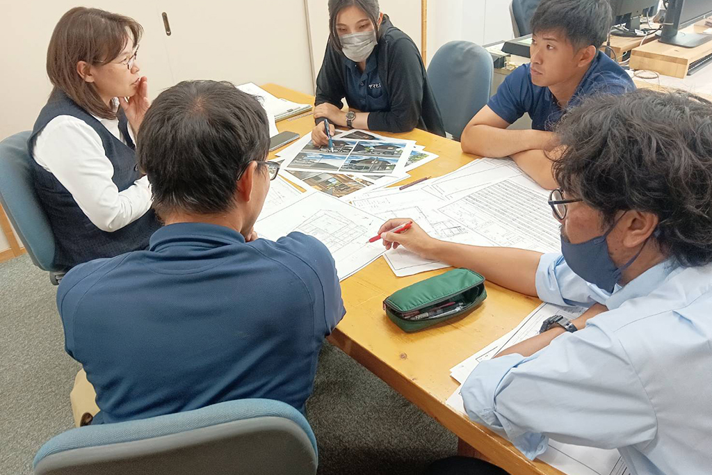 神崎郡の木の家　社内図面打ち合わせ